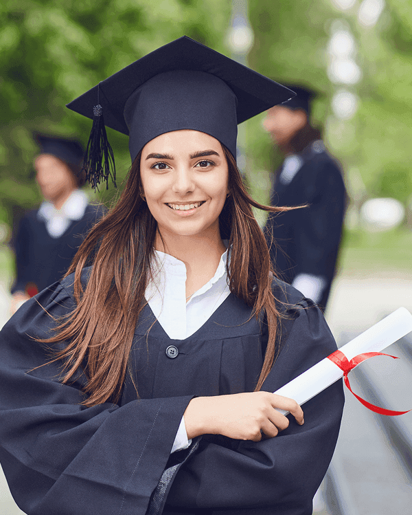Filha abraçando o pai celebrando formatura