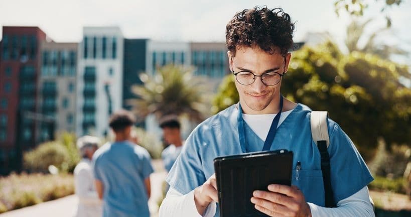 Estudante de medicina mexendo num tablet.